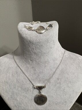 NWR Silver Textured Disk Necklace and Bracelet Set
